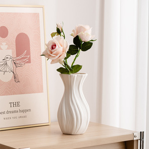 Vase en céramique blanc, forme spirale irrégulière, à large ouverture, pour décoration rustique de salon ou console TV - Product Image 3