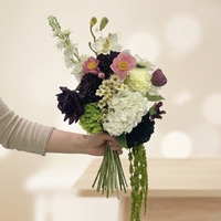 Bouquet de fleurs artificielles personnalisé couleur vin violet foncé, orchidée rose, marguerite, lys et amaranthe colorée pour centre de table