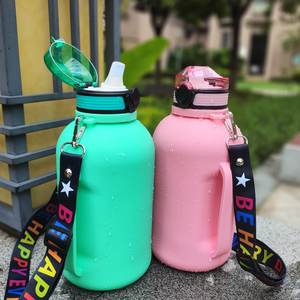 ขวดน้ำซิลิโคนความจุขนาดใหญ่ แก้วน้ำกีฬา 2 ลิตร พับเก็บได้ ปลอดสาร BPA พร้อมสายสะพายและดีไซน์พับได้ - Product Image 2