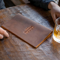 Porte-menus rétro personnalisé en similicuir avec logo thermocollé sur mesure pour restaurant et café