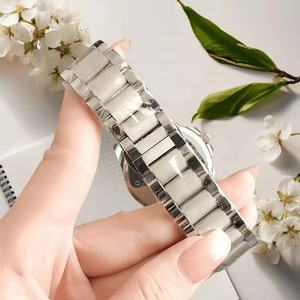 Nuevo diseño de reloj de pulsera unisex con correa de acero inoxidable, logotipo rojo, verde y blanco, esfera plateada, reloj de pulsera informal y moderno. - Product Image 6