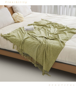 Nouvelle conception de couverture en chenille tissée unie en polyester avec pompons, idéale pour le bureau, les pauses déjeuner, les voyages et l'extérieur. - Product Image 5