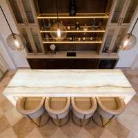 Comptoir de bar contemporain en marbre haut de gamme sur mesure, design à bords lumineux, rangement à vin intégré, écologique, durable, pour hôtel haut de gamme