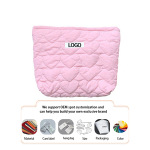 Les sacs cosmétiques de voyage à fermeture éclair matelassés en forme de cœur personnalisables OEM sont prêts à être transportés ensemble - Product Image 1