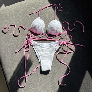 Conjunto de Bikini de 2 Piezas para Mujer, con Textura y Colores en Contraste, Top Triangular con Tirantes Cruzados, Tanga con Lazos Laterales, Spandex/Poliéster - Product Image 3