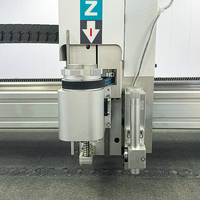 De populaire multifunctionele CNC vibratie-mes snijmachine XK1615A wordt gebruikt voor het snijden van stoffen.