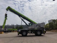 Grue tout-terrain de 85 tonnes ZRT850, hauteur de levage maximale 67,1 m, indicateur de moment de charge, système de sécurité pour l'exploitation minière et la construction