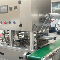 Machine automatique de remplissage et de scellage de boîtes de tofu avec moteur et engrenage, haute précision, haute productivité pour les boissons, l'eau pure, le lait
