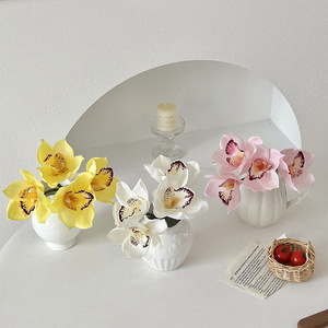 Ramo de Orquídeas Mariposa con Textura Realista, Ideal para Usar como Accesorio de Fotografía para Bodas, Festivales o Familiares - Product Image 3