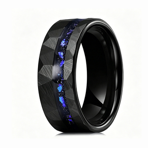 Bague en carbure de tungstène noir martelé de 8 mm avec incrustation d'<span class=keywords><strong>opale</strong></span> bleue écrasée, tendance, pour couples, alliance de promesse et de mariage pour hommes et femmes - Product Image 1