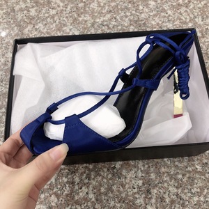 Sandales de luxe à talons carrés et lanières à la cheville pour femmes - Product Image 2