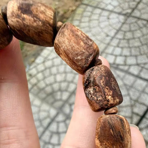 Bracelet en perles de bois naturel fait à la main, élastique, unisexe, pour la méditation bouddhiste, le yoga et la prière - Product Image 1