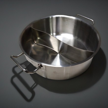 Olla caliente con dos caldos, sin tapa.