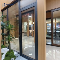 Puerta Batiente Simple de Madera Revestida de Aluminio con Rotura de Puente Térmico, Doble Acristalamiento, Interior de Roble, Cerradura Multipunto, Insonorizada, Moderna, para Apartamento o Villa