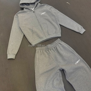 Ensemble de survêtement gris deux pièces pour homme en molleton bouclette, comprenant un sweat à capuche zippé personnalisé et un pantalon de jogging ample – Fabricant - Product Image 3