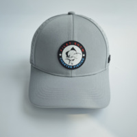 Casquette de baseball de performance grise structurée pour homme avec logo en patch de caoutchouc personnalisé découpé au laser et panneaux perforés respirants