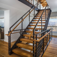 Escalier moderne à double poutre ouverte avec marches en bois massif et garde-corps en câble d'acier inoxydable