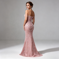 Schulterfreies Abendkleid in Staubigem Rosa Meerjungfrauenstil Luxuriös Handbestickt mit Perlenketten Tüll Formelles Kleid für Hochzeitsgäste Abschlussball Party