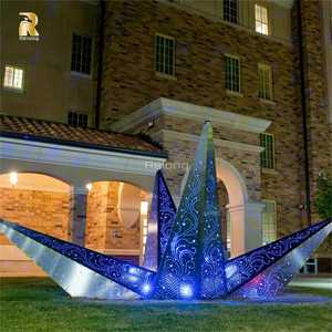 Estátua Escultural Grande de Estrela em Aço Inoxidável Abstrata para Exterior, Design de Arte Oca à Venda - Product Image 5