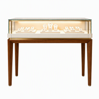 Vitrine de présentation de bijoux haut de gamme, armoire en verre avec pieds en bois et bande LED intégrée pour boutique et magasin de vente de bijoux