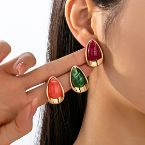 Boucles d'oreilles clous plaquées or en alliage de cuivre, motif floral simple, tendance et très vendues à l'international, pour femme élégante au quotidien - Product Image 1