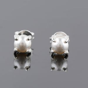 Pendientes redondos de perlas naturales con engaste de garra blanca para mujer, uso diario - Product Image 4