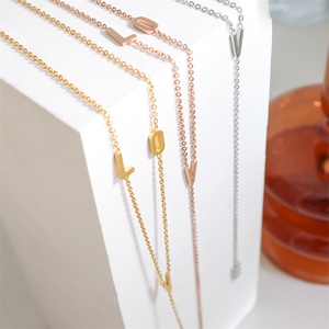 Collar Minimalista con Cadena de Eslabones Chapada en Oro, Colgante con Letra Inicial del Alfabeto, Collar con Letra LOVE - Product Image 2