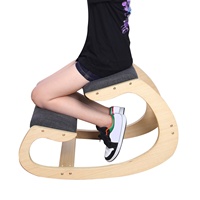 Une chaise de genou Ergo berçante et une chaise de bureau en bois conçues pour l'étude du bureau à domicile et le soutien de la chaise de posture