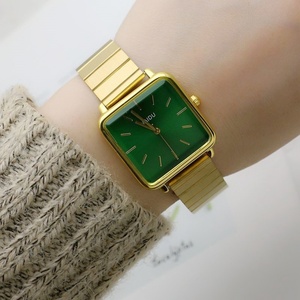 Reloj de pulsera minimalista para mujer con esfera verde y brazalete de metal dorado - Product Image 1