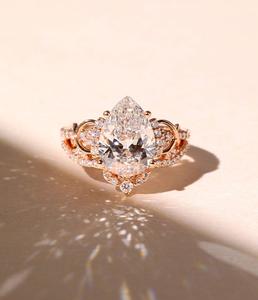 แหวนเพชรทรงลูกแพร์ทองคำแท้รักษ์โลก ผลิตในห้องปฏิบัติการ ได้รับการรับรองจาก IGI เหมาะสำหรับเครื่องประดับเจ้าสาวและของขวัญสุดหรู - Product Image 1