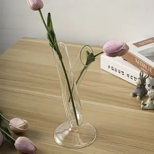 زهرية زهرية زجاجية مزدوجة البرميل ذات رقبة طويلة على الطاولة وذات تخفيضات كبيرة