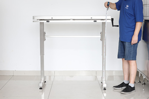 Manija basculante que ajusta la altura de la Mesa de mascotas sobre la mesa de instrumentos 4 ruedas frenadas Plataforma de operación de mascotas móvil - Product Image 2