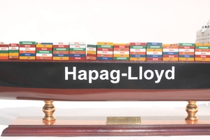 แบบจำลองเรือบรรทุกสินค้า Hapag-Lloyd ทำมือจากไม้โดย GIA NHIEN - เรือขนส่งสินค้าขนาดใหญ่สำหรับตั้งโชว์ เหมาะสำหรับเป็นของขวัญองค์กร - Product Image 3