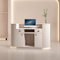 Bureau de réception incurvé de luxe moderne avec éclairage LED et design cannelé en MDF pour salon de beauté, bureau et restaurant