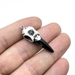Colgante de calavera de cuervo de resina estilo Steampunk HLC ODM, dijes góticos de calavera de pájaro para hacer joyas DIY, accesorios de regalo para collares de Halloween - Product Image 2