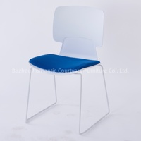 Chaises de formation en plastique de style moderne, confortables, avec pieds en métal, empilables, pour bureau et conférence