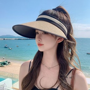 หมวกกันแดดฤดูร้อนสำหรับผู้หญิง ปีกกว้าง พับได้ ทำจากฟาง ป้องกันรังสียูวี เหมาะสำหรับกิจกรรมกลางแจ้งและชายหาด สายรัดศีรษะปรับได้ ลายทาง - Product Image 1