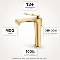 Robinet de lavabo de salle de bain OEM personnalisé en laiton brossé doré, design moderne courbé, mitigeur monocommande eau chaude et froide