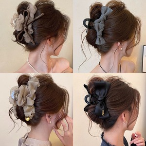 Pince à cheveux en maille cristalline avec nœud, style doux pour femme, nouvelle collection 2025, pince requin volumineuse pour l'arrière de la tête, accessoire capillaire d'été - Product Image 3