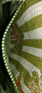 Esta elegante bolsa de lona presenta un diseño tropical refrescante con rayas verticales verdes y blancas que le dan un aspecto moderno. - Product Image 5