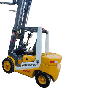 Chariot élévateur d'occasion d'origine japonaise TCM FD30 3T-5T, moteur diesel Isuzu, déplaceur latéral hydraulique, pneus pleins, en stock - Product Image 1