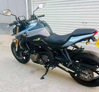 Motocicleta QJ1MOTOR SRK600 de 600cc, Cuatro Cilindros en Línea, Refrigerada por Agua, Estilo Naked, Inyección Electrónica Marelli, ABS, TCS, Potente, Duradera y de Lujo