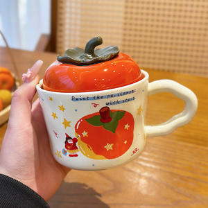 แก้วเซรามิคลายลูกพลับ Zuo Mu พร้อมฝาปิด วาดลายด้วยมือ ทนความร้อน แก้วกาแฟ ของขวัญวันเกิดสำหรับเธอ ฤดูหนาว 2025 - Product Image 1