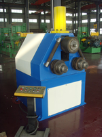 Machine de formage de bandes ou de profilés en tôle métallique avec moteur pour le traitement des profilés