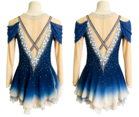Robe de patinage artistique bleu foncé et blanc dégradé, épaules dénudées, dos croisé, jupe de performance ornée de strass