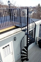 Escalier en colimaçon moderne modulaire en acier inoxydable personnalisé, adapté à une utilisation en appartement intérieur, échelle métallique durable