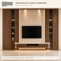 Meuble TV mural moderne de luxe léger en bois massif avec rangement en noyer chaud, panneau multimédia en travertin et finition champagne pour villa