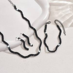 Parure de bijoux pour femme, luxe léger, avec boucles d'oreilles, bracelet et collier en zircon ondulé, ornée de cristaux noirs et blancs en forme de vague, pour mariage - Product Image 4