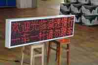 P10 Panneau d'affichage LED à message mobile extérieur Panneau publicitaire à défilement Écran d'affichage programmable polychrome