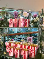25 Kotak Popcorn Mini 5,5 Inci Tinggi, Kantong Popcorn Merah dan Putih, Ember dan Wadah Popcorn Mini untuk Bioskop